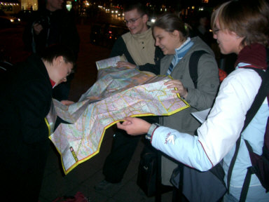 Unsere Gruppe beim Stadtplanlesen